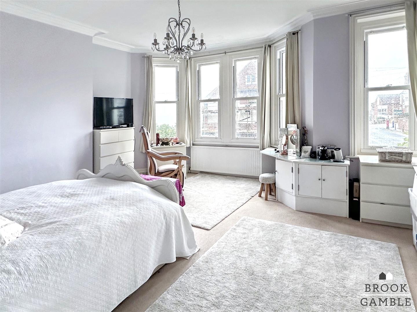 5 Bedroom House - Semi-Detached. Cliff Road in Eastbourne, East Sussex 12